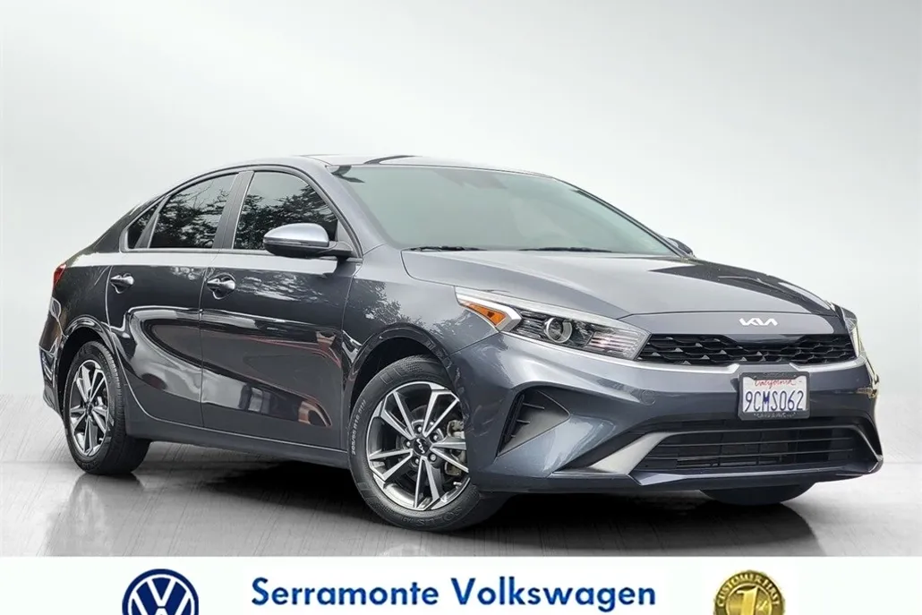 2023 Kia Forte LXS photo 1