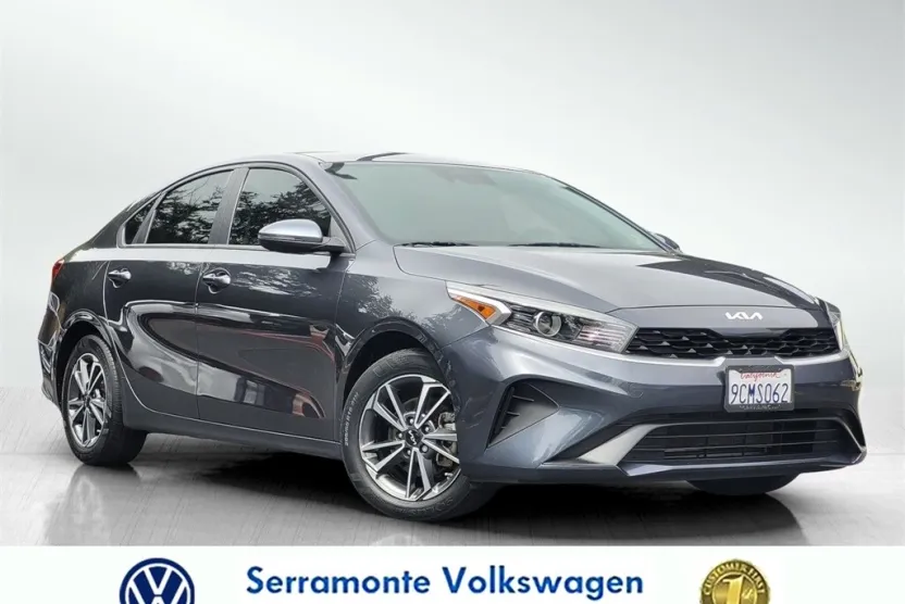 2023 Kia Forte LXS photo 1