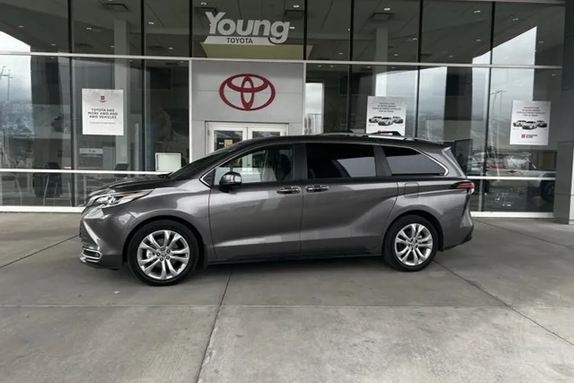 2023 Toyota Sienna Platinum photo 1
