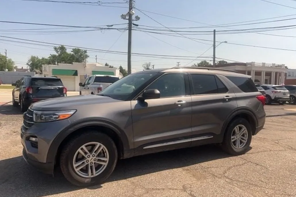 2022 Ford Explorer XLT photo 1