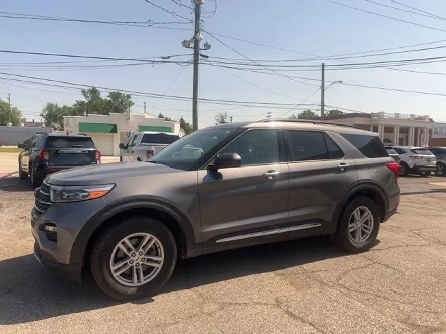 2022 Ford Explorer XLT photo 1