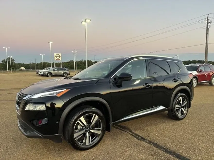 2023 Nissan Rogue SL photo 1