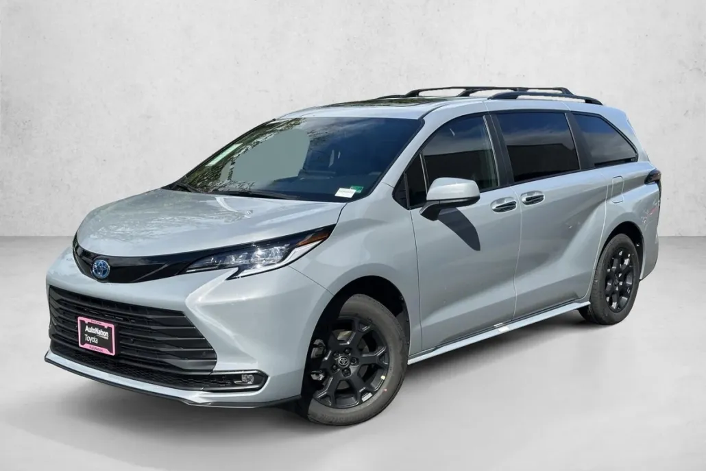 2025 Toyota Sienna Woodland Edition photo 1