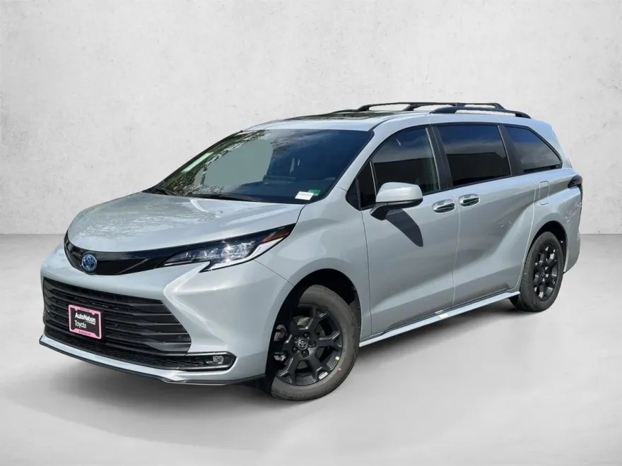 2025 Toyota Sienna Woodland Edition photo 1