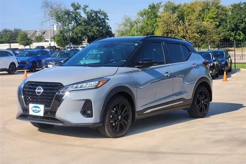 2024 Nissan Kicks SR photo 1