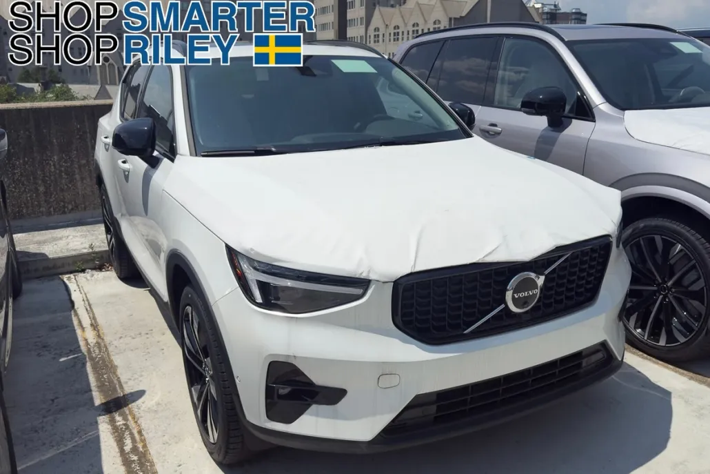 2025 Volvo XC40 photo 1