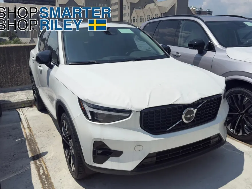 2025 Volvo XC40 photo 1