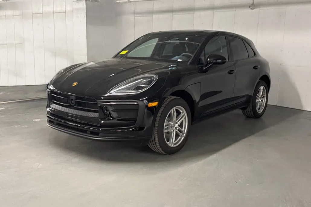 2025 Porsche Macan T photo 1