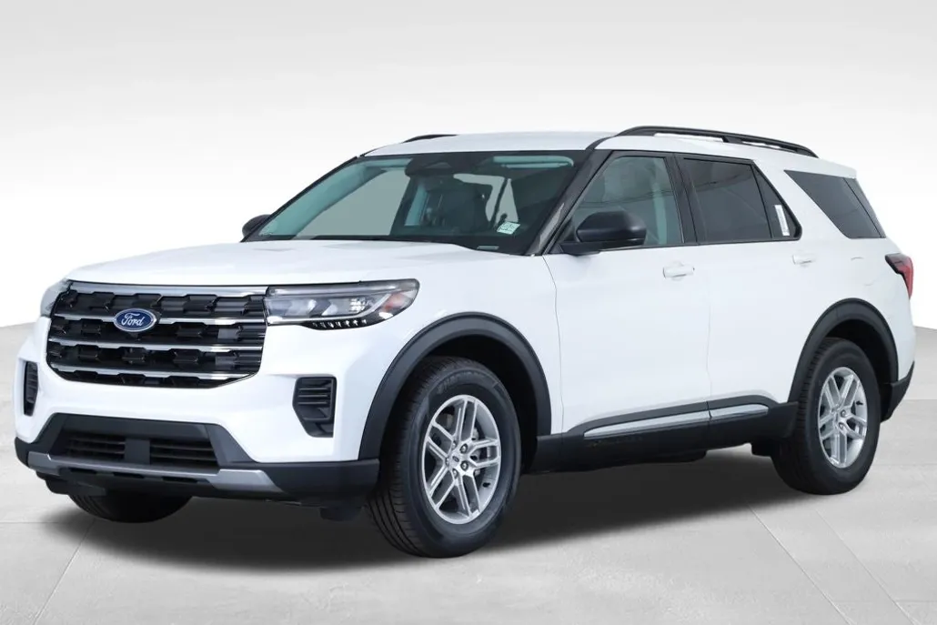 2025 Ford Explorer photo 1