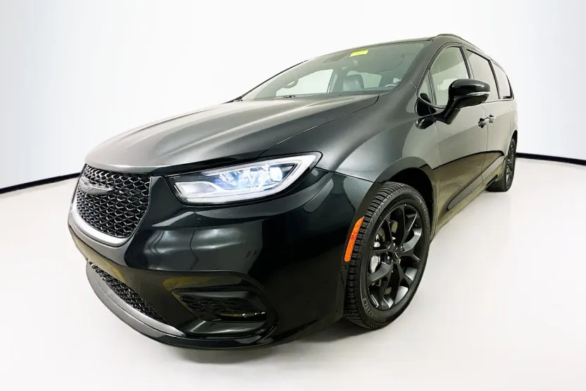 2021 Chrysler Pacifica Limited photo 1