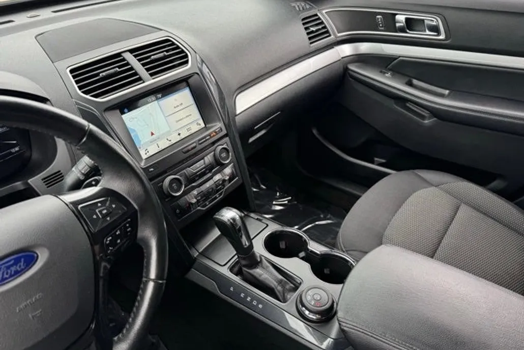 2017 Ford Explorer XLT photo 1