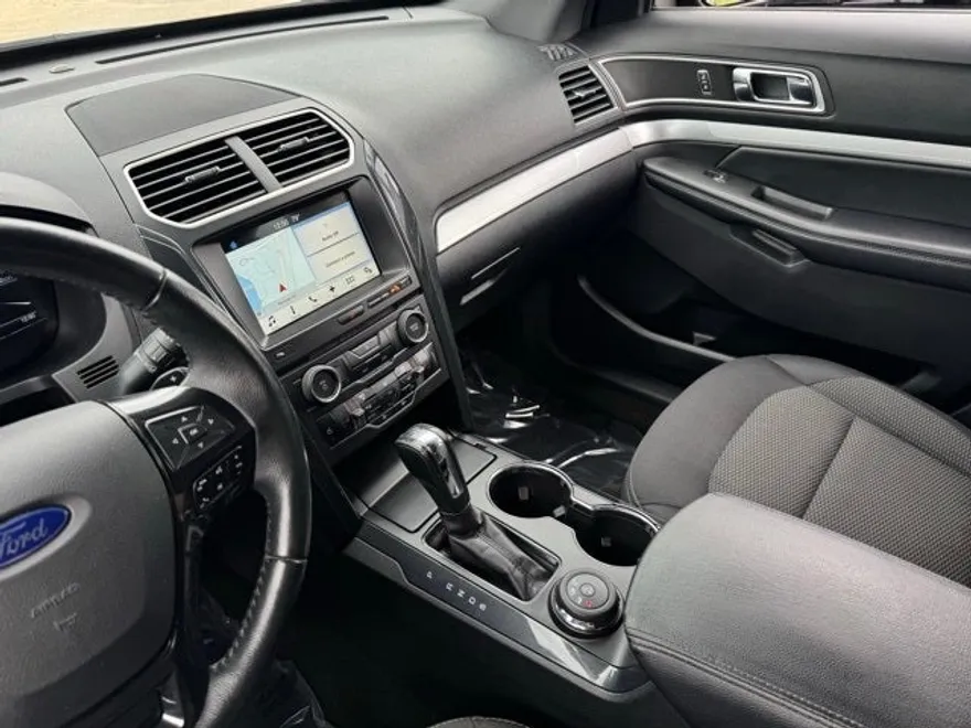 2017 Ford Explorer XLT photo 1