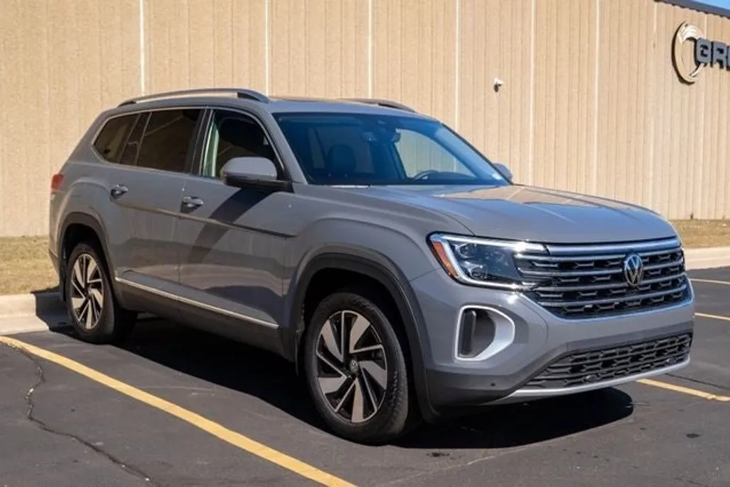 2025 Volkswagen Atlas SEL photo 1