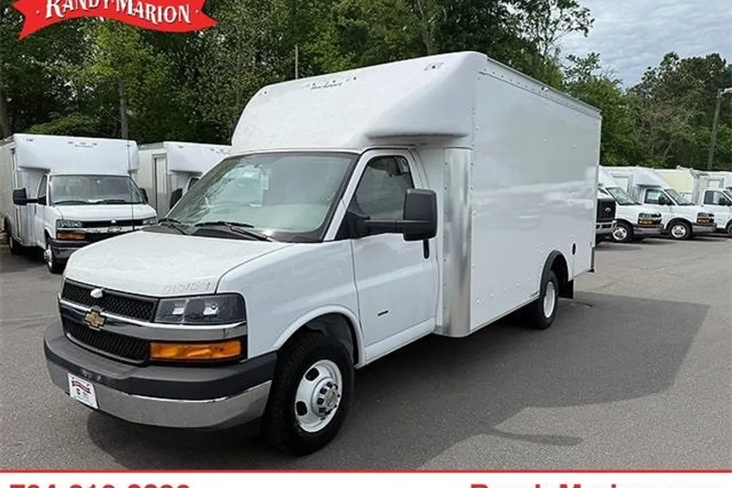 2022 Chevrolet Express Cutaway 3500 Base photo 1