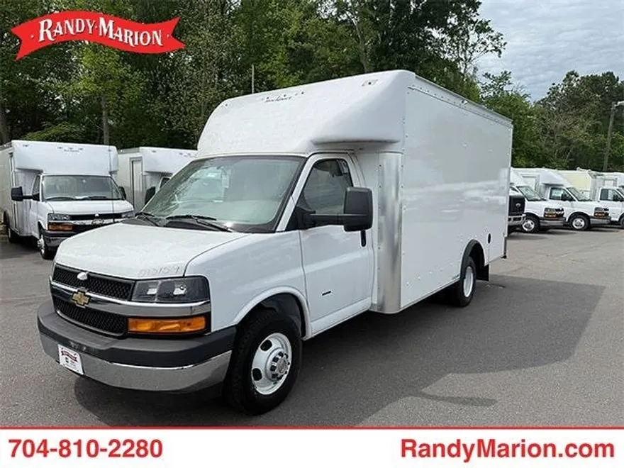 2022 Chevrolet Express Cutaway 3500 Base photo 1
