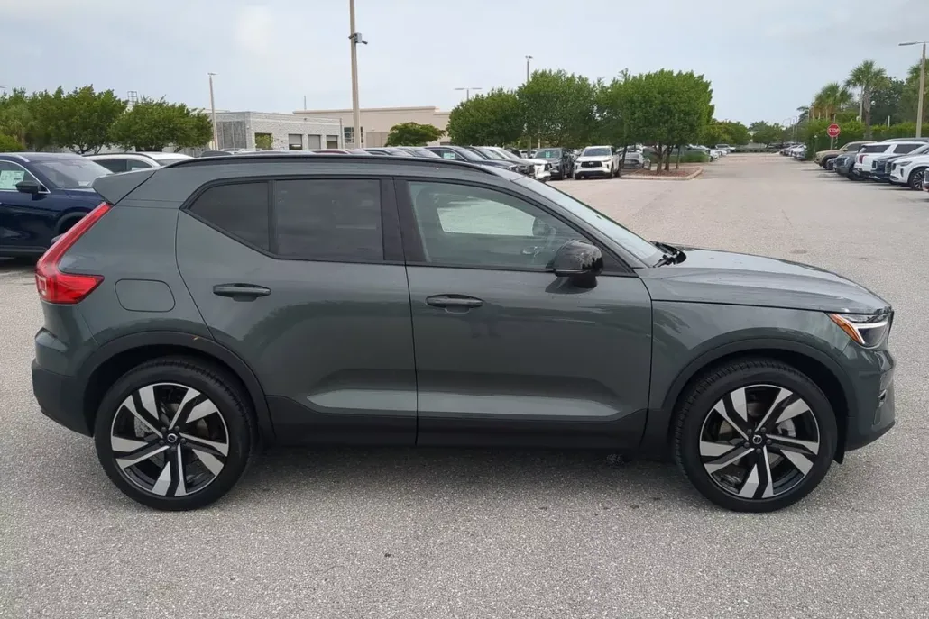 2026 Volvo XC40 Plus photo 1