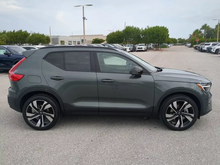 2026 Volvo XC40 Plus photo 1