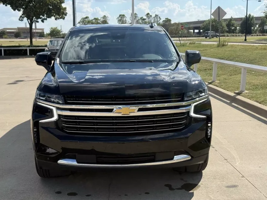 2024 Chevrolet Suburban LT photo 1