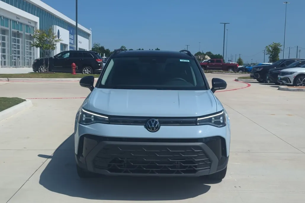 2025 Volkswagen Taos SE photo 1