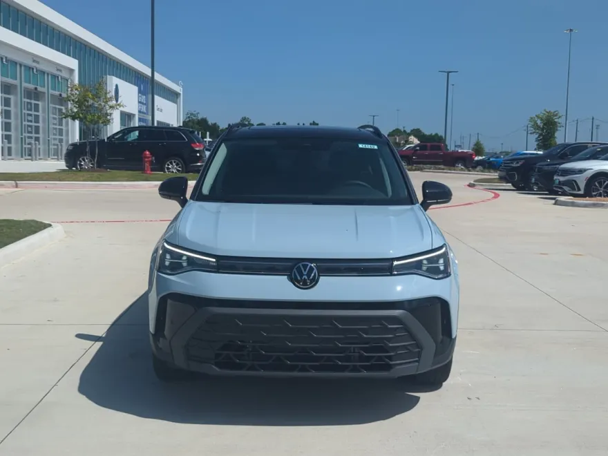 2025 Volkswagen Taos SE photo 1