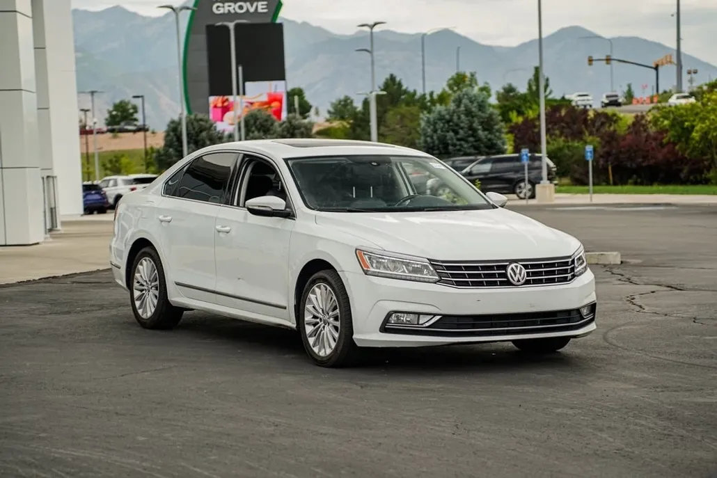 2016 Volkswagen Passat SE photo 1