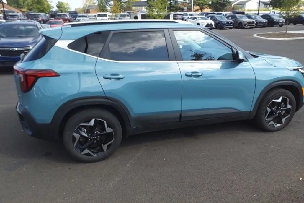2024 Kia Seltos EX photo 1