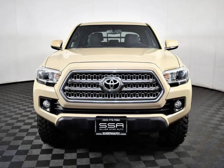 2017 Toyota Tacoma Double Cab TRD photo 1