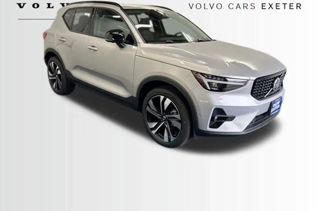 2025 Volvo XC40 photo 1