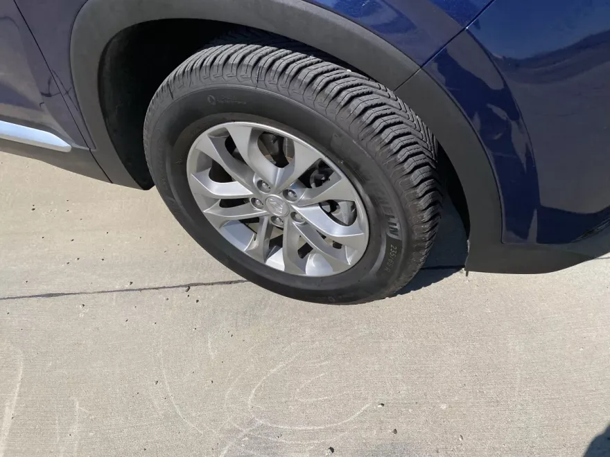 2019 Hyundai Santa Fe SE photo 2