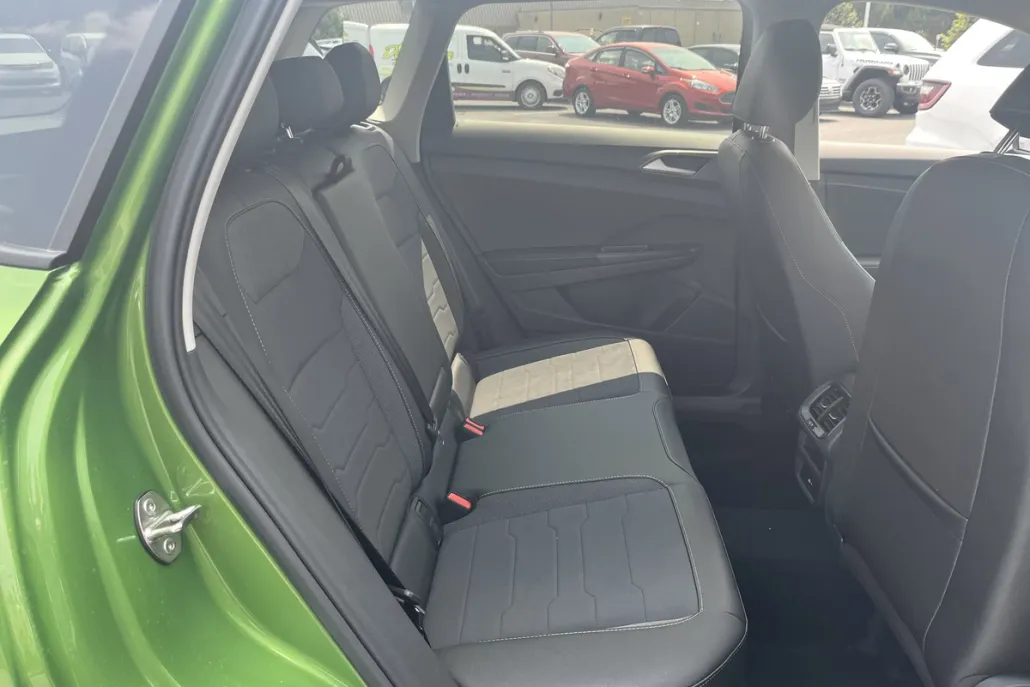 2025 Volkswagen Taos SE photo 1