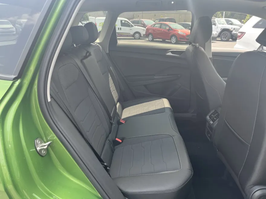 2025 Volkswagen Taos SE photo 1