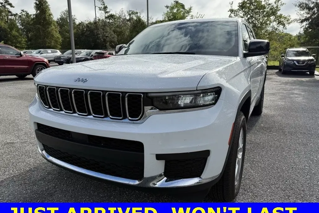 2023 Jeep Grand Cherokee Laredo photo 1