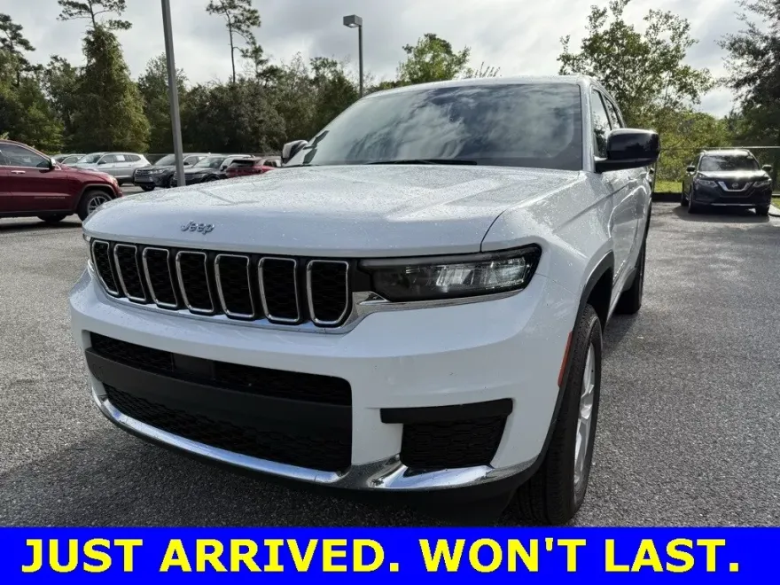 2023 Jeep Grand Cherokee Laredo photo 1