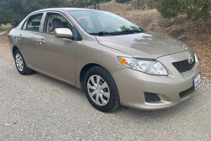 2009 Toyota Corolla LE photo 1