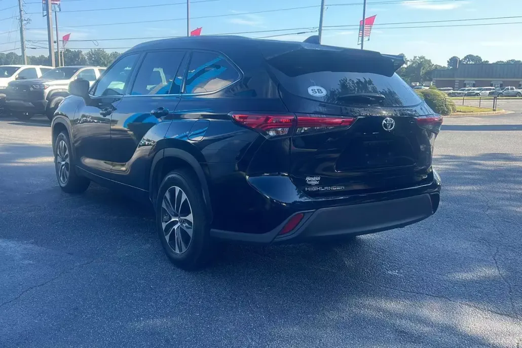 2022 Toyota Highlander XLE photo 1