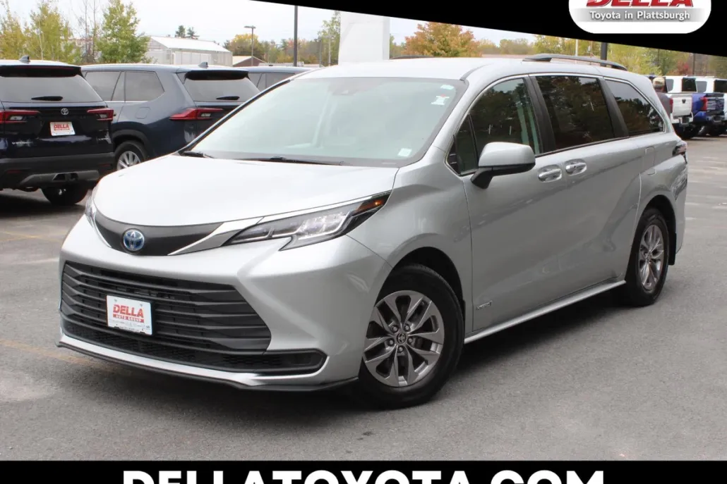 2021 Toyota Sienna LE photo 1