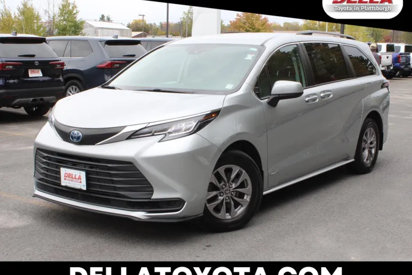 2021 Toyota Sienna LE photo 1