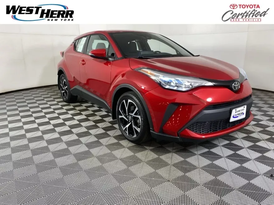 2022 Toyota C-HR XLE photo 1
