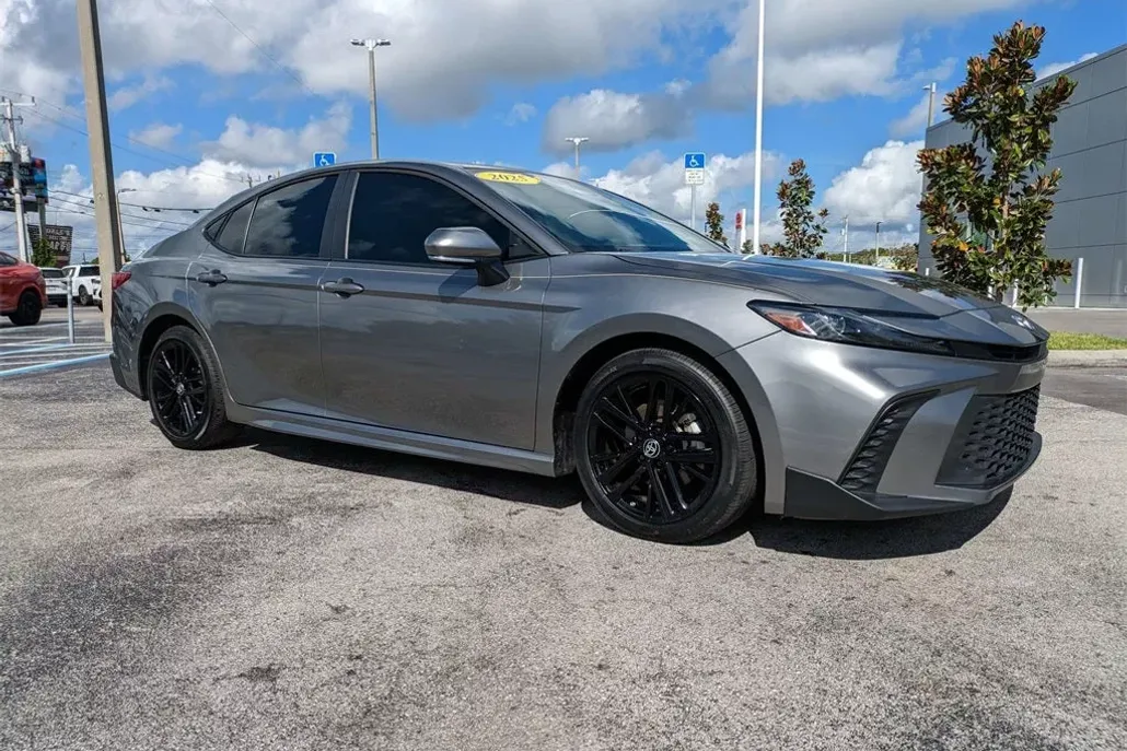 2025 Toyota Camry SE photo 1