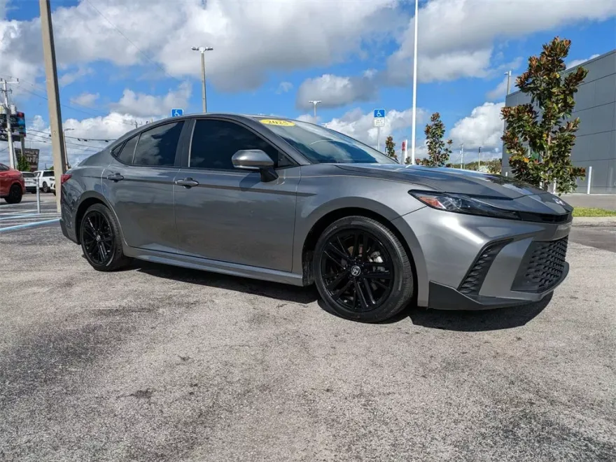 2025 Toyota Camry SE photo 1