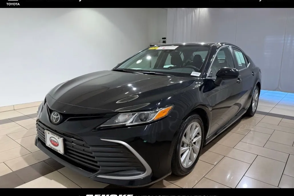 2023 Toyota Camry LE photo 1