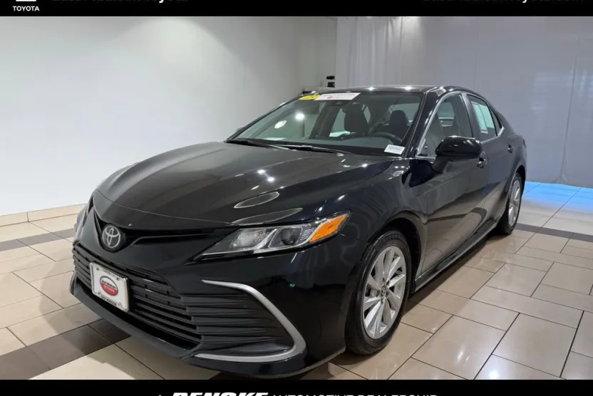 2023 Toyota Camry LE photo 1