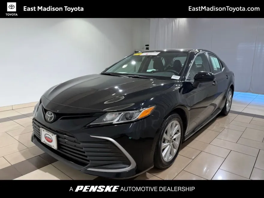2023 Toyota Camry LE photo 1