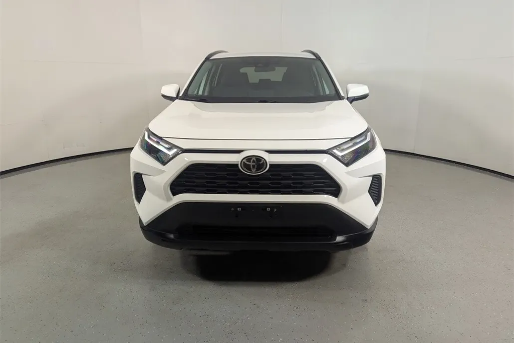 2023 Toyota RAV4 XLE photo 1