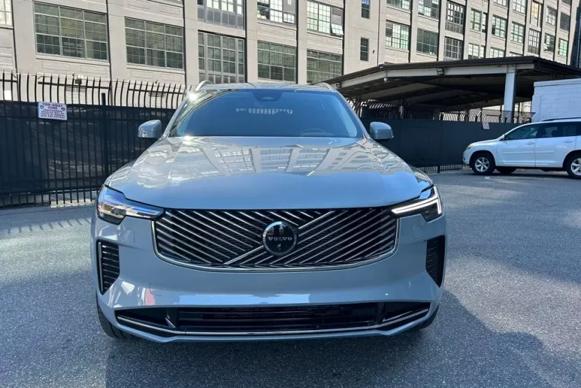 2025 Volvo XC90 B5 Plus photo 1