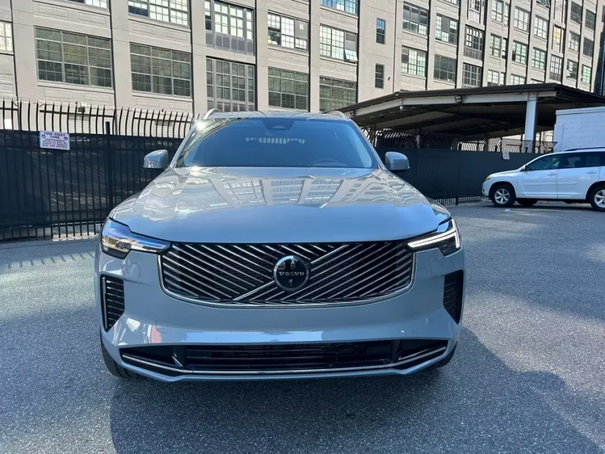 2025 Volvo XC90 B5 Plus photo 1