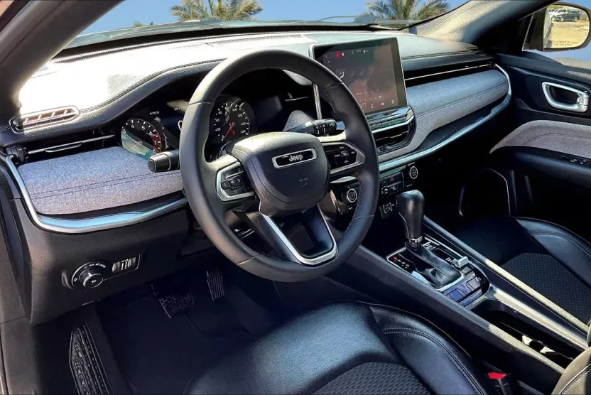 2023 Jeep Compass Latitude photo 1