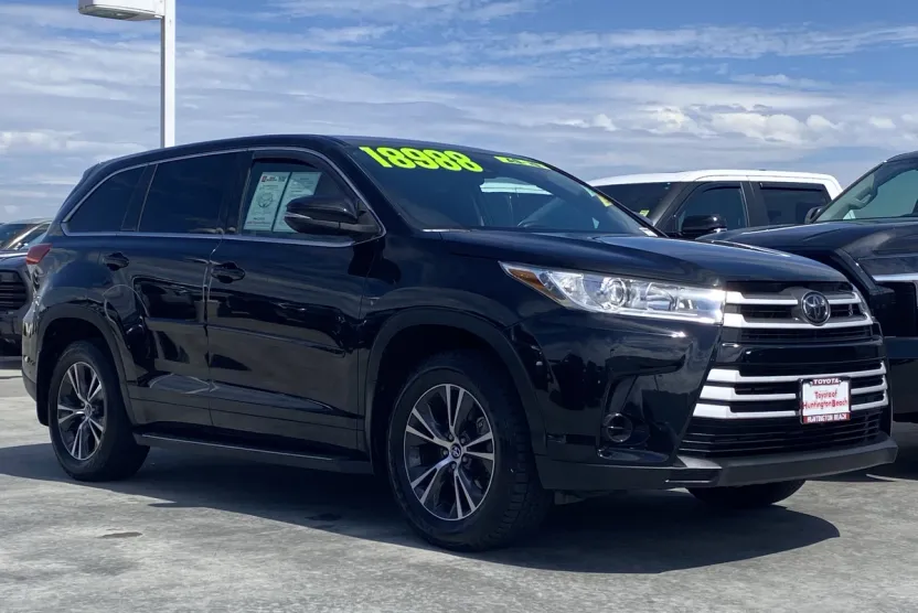 2018 Toyota Highlander LE photo 1