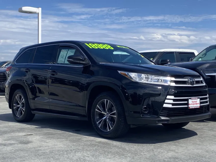 2018 Toyota Highlander LE photo 1