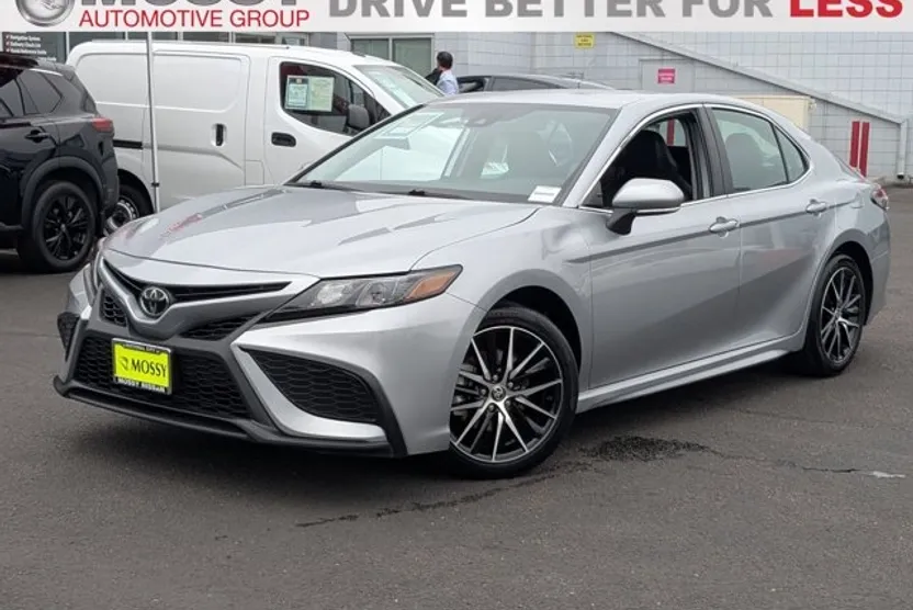 2024 Toyota Camry SE photo 1